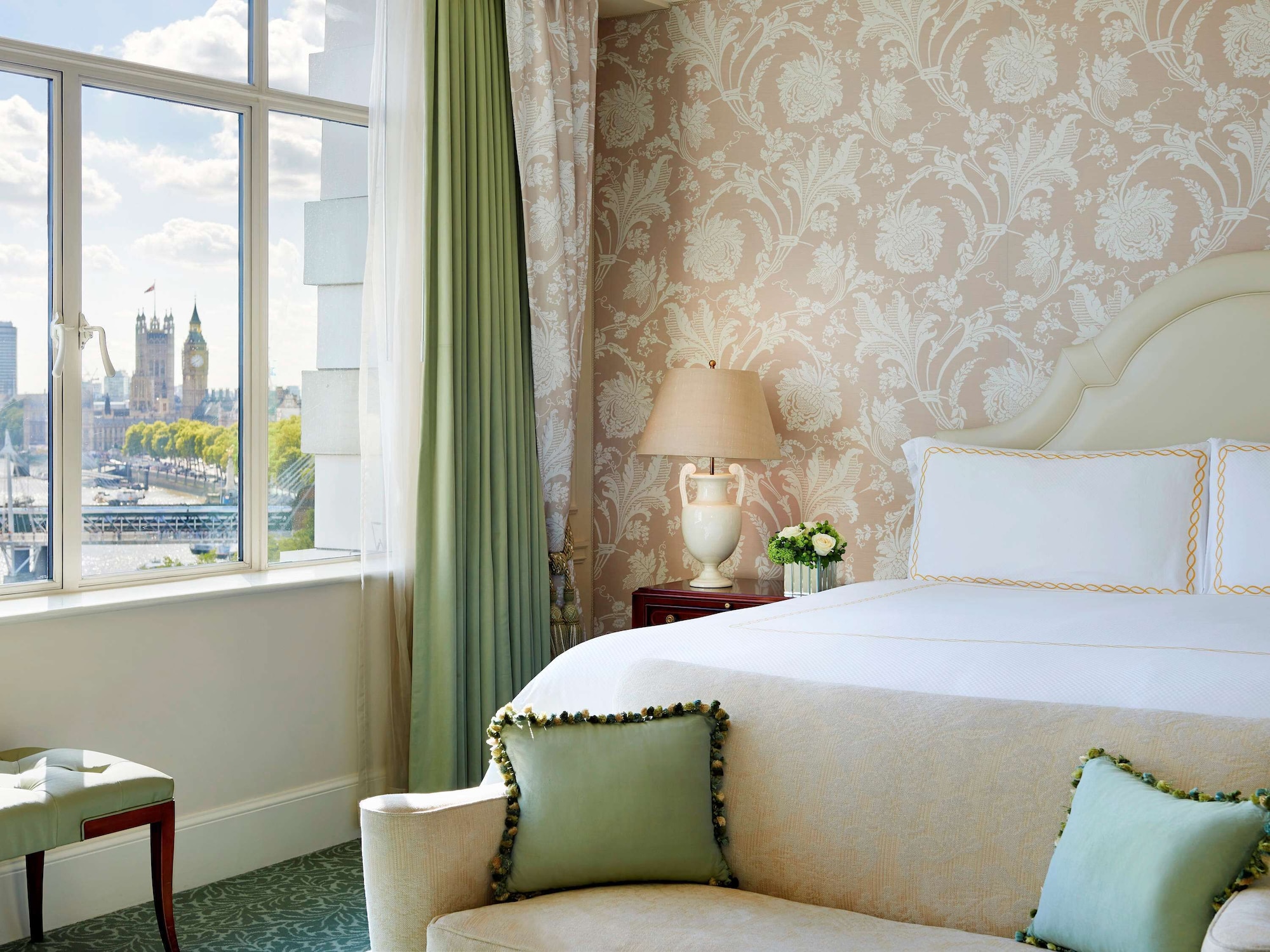 جناح جونيور بسرير كينج بإطلالة على النهر، The Savoy Hotel 6/10