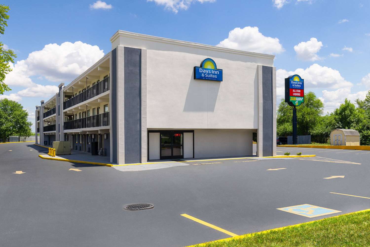 Days Inn & Suites by Wyndham Indianapolis Airport East 22/28