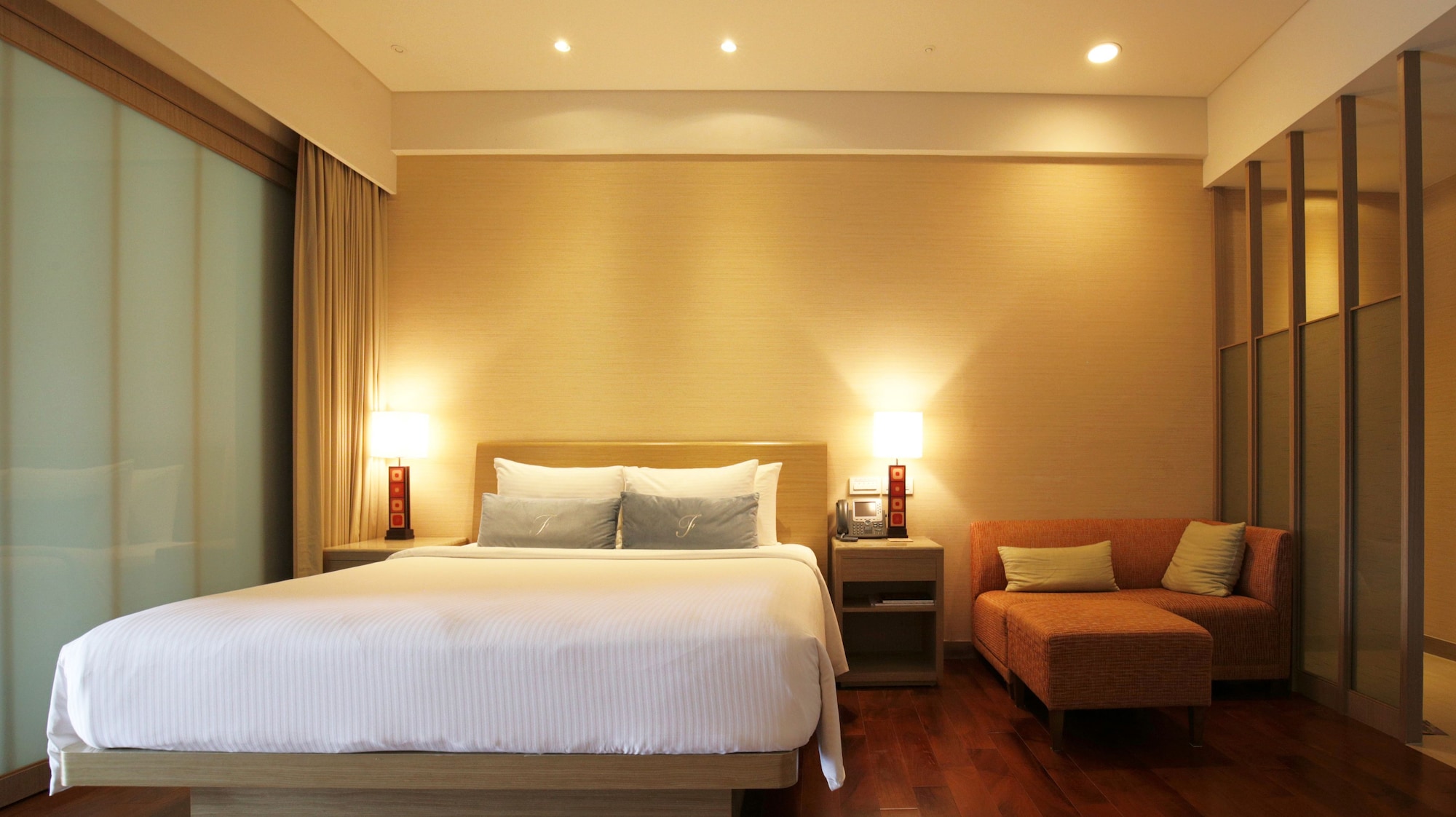 PREMIER, KING BED, MOUNTAIN VIEW