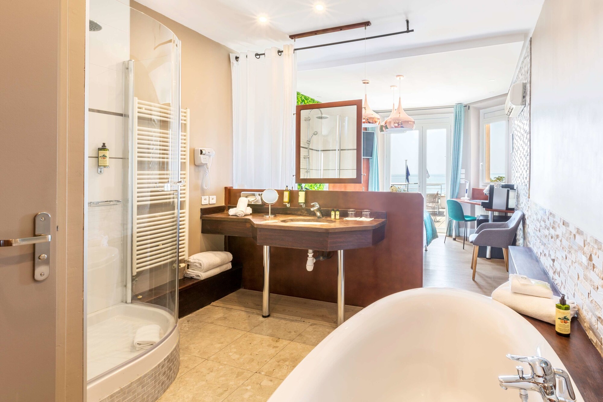 جناح جونيور بسرير كوين بإطلالة على البحر بشرفة، Best Western Plus La Rade 10/10