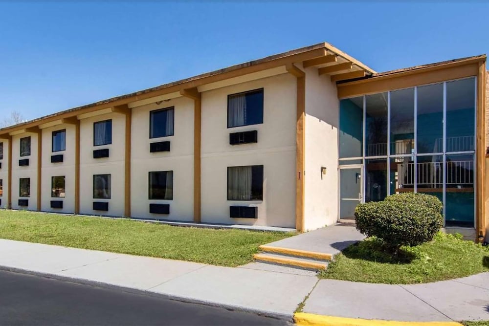 Travelodge By Wyndham Forsyth Ex Econo Lodge Forsyth 2/21