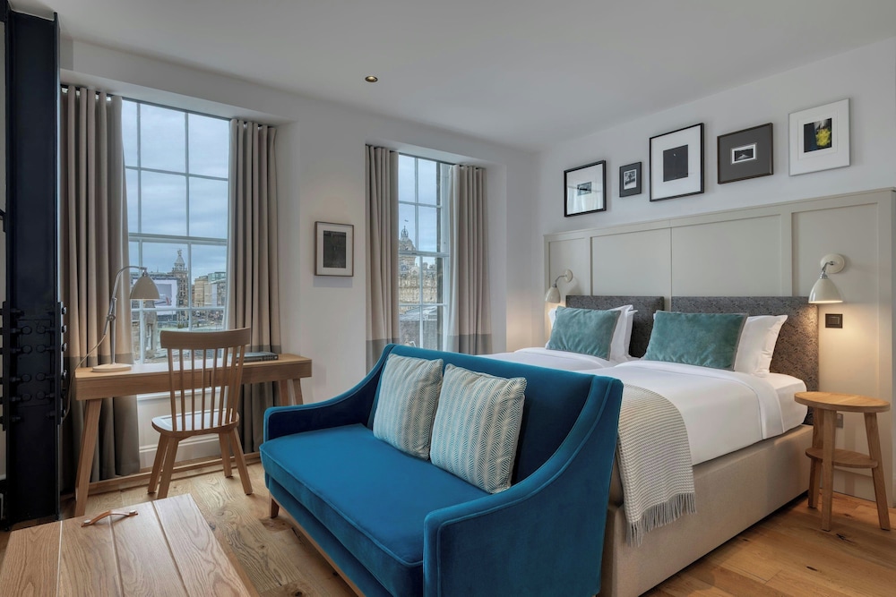 STUDIO, TWIN BEDS, CITY VIEW