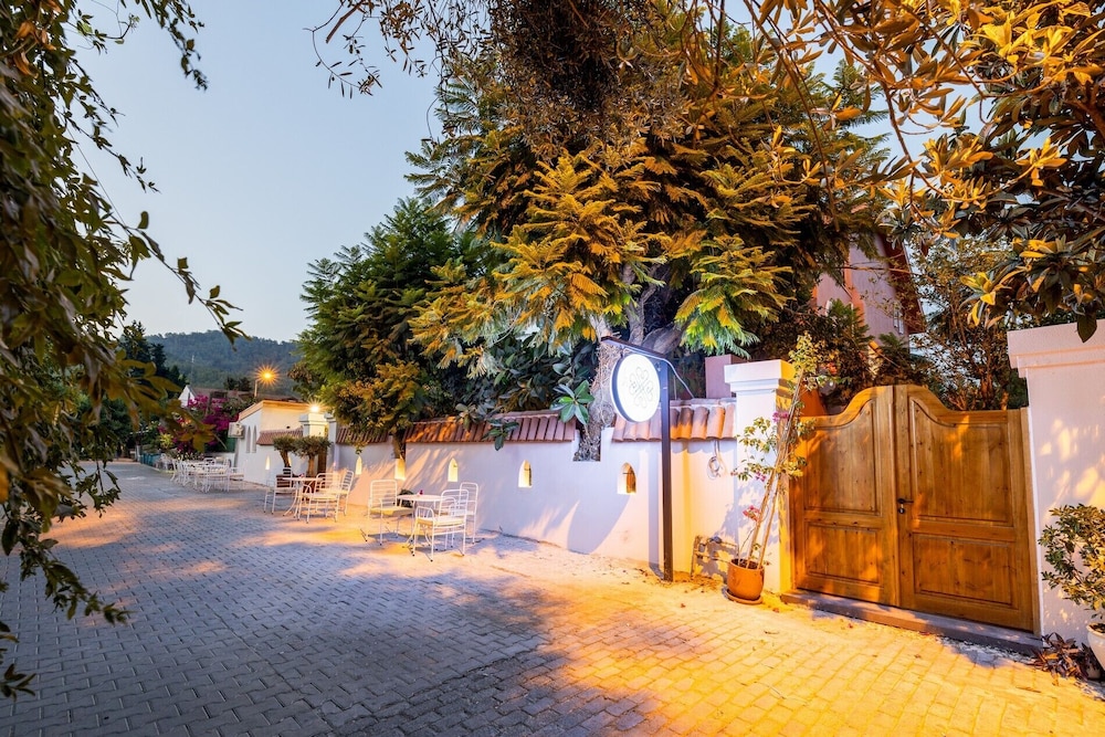 Yonca Anjelika Otel +12 41/50