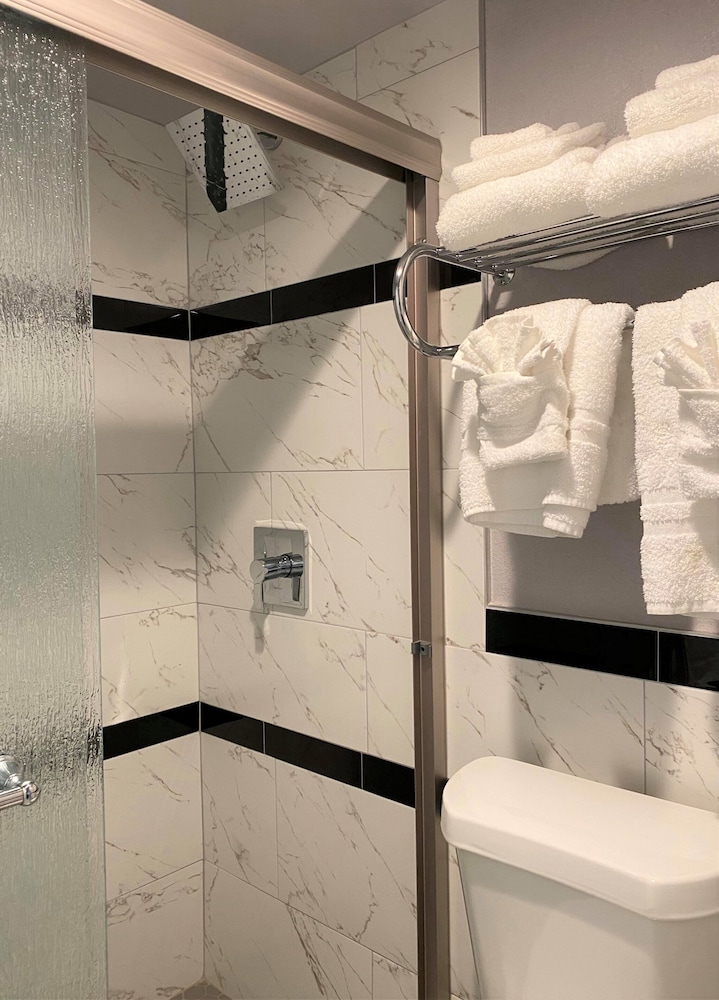 R Nite Star Inn & Suite 18/65