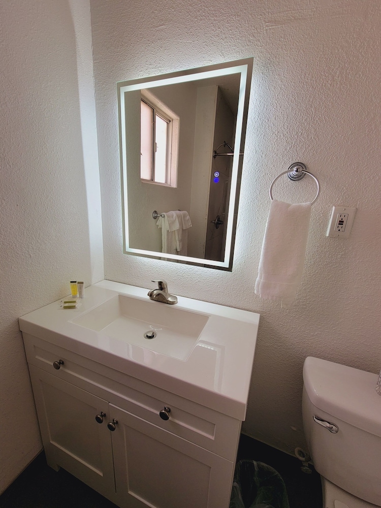 Super 8 by Wyndham El Centro North 28/29