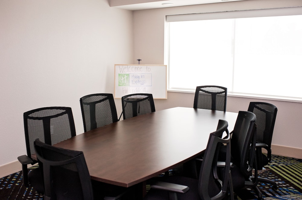 Holiday Inn Express Suites Birmingham North Fultondale 33/34