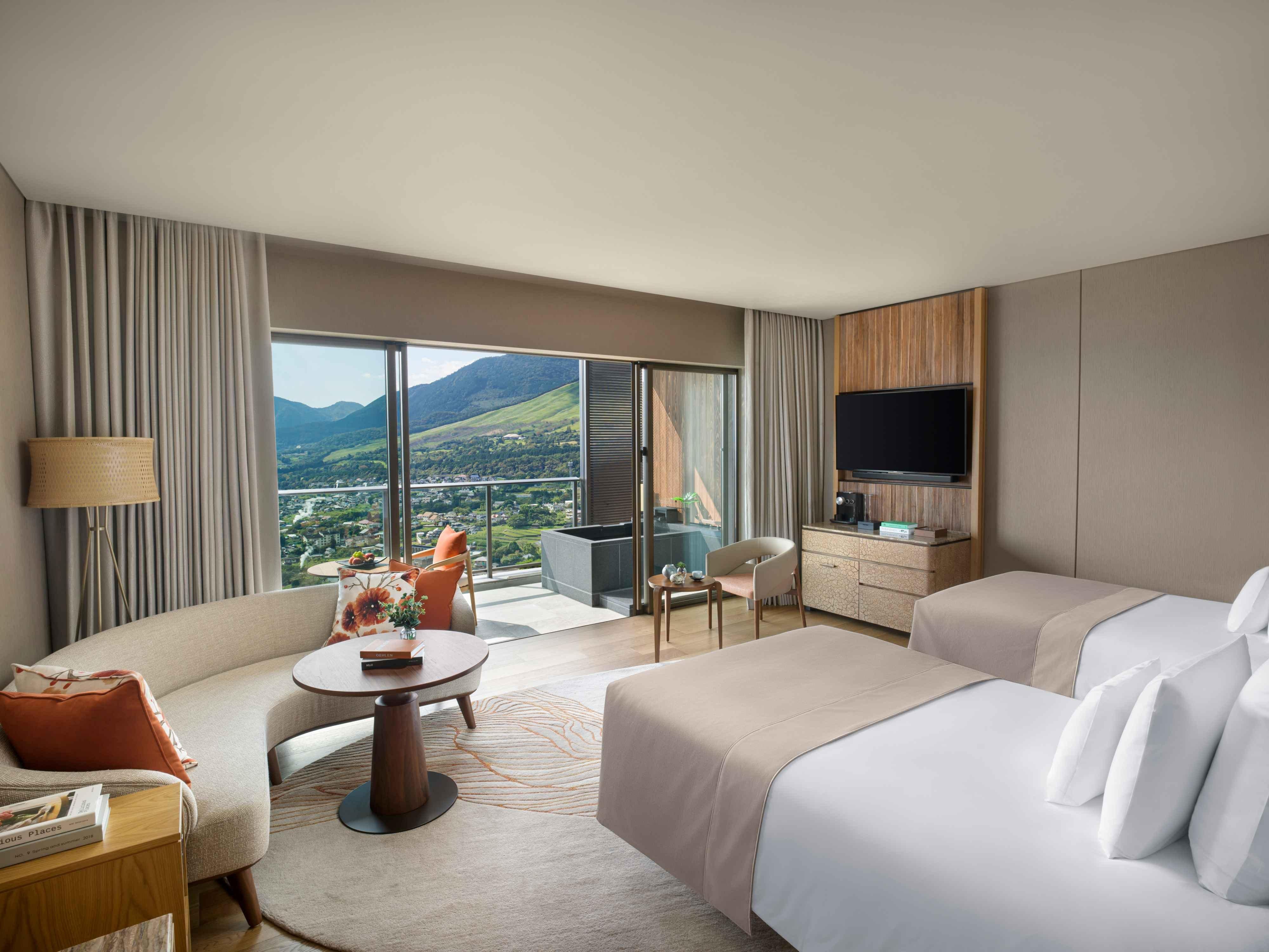 Club, Twin Beds