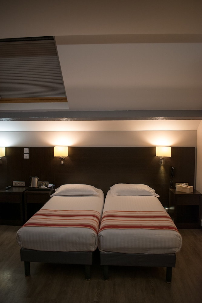 Logis Hotel Black and Green 12/50