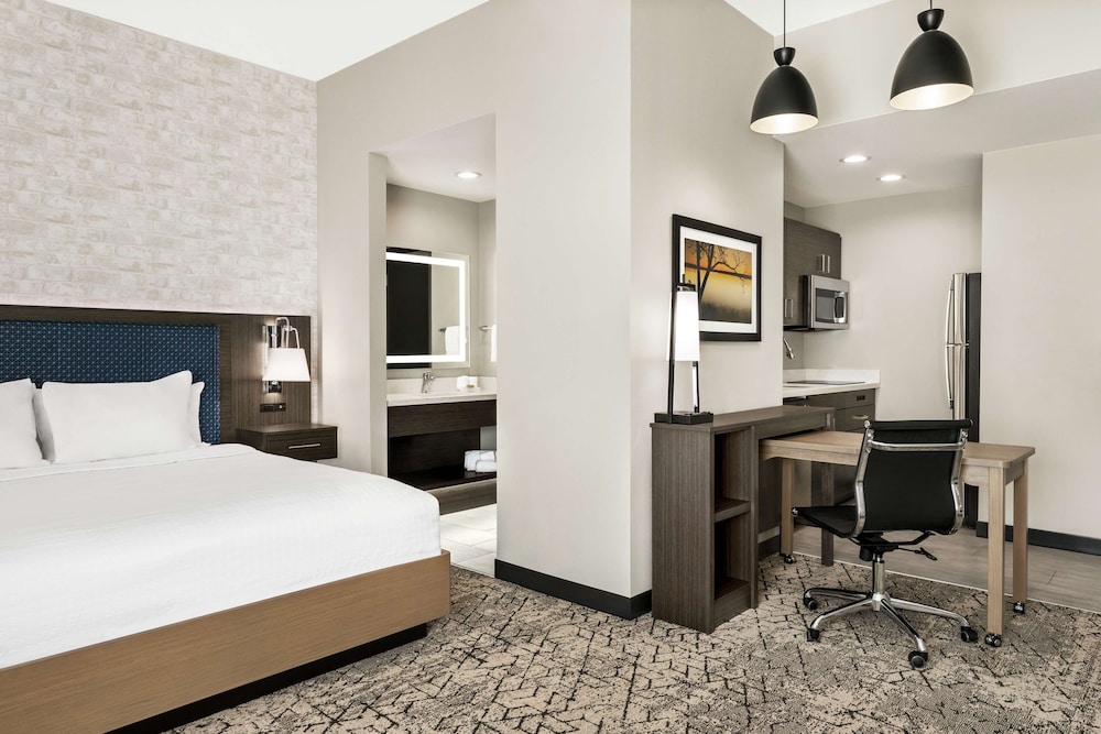 STUDIO, SUITE, KING BED