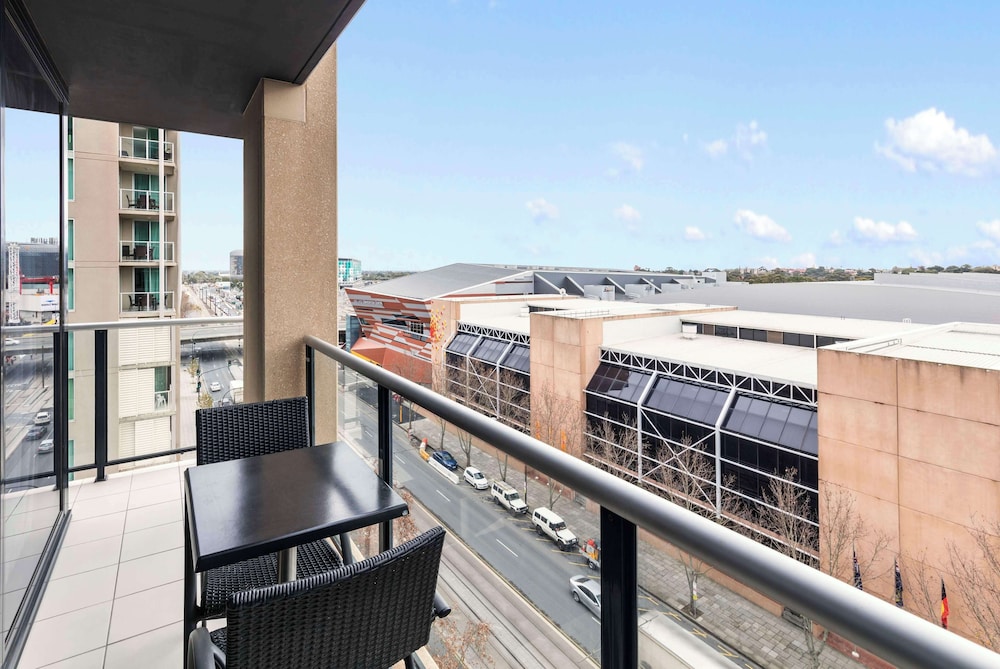 Oaks Adelaide Horizons Suites 8/70