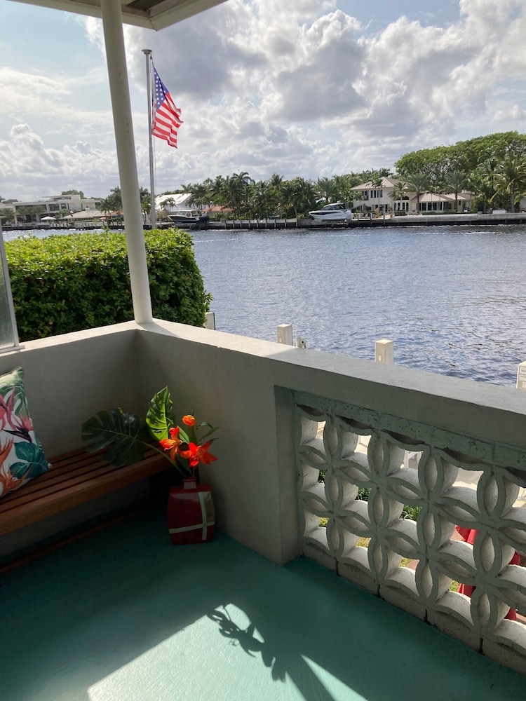 Holiday Isle Yacht Club 64/76