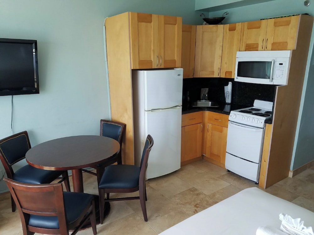 Ocean Front Casablanca Studios with FULL KITCHENS & Beach access By BL Rentals 31/50