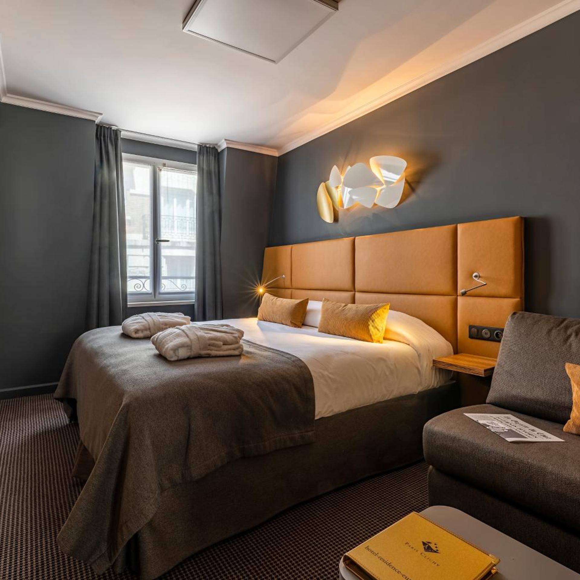 Deluxe, Queen Bed, Pool Access