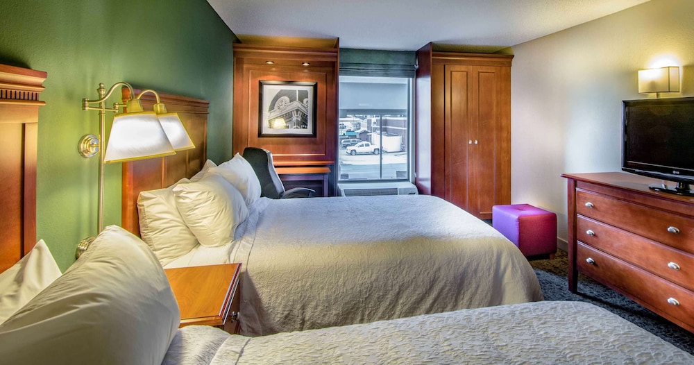 Hampton Inn Washington, PA 21/57