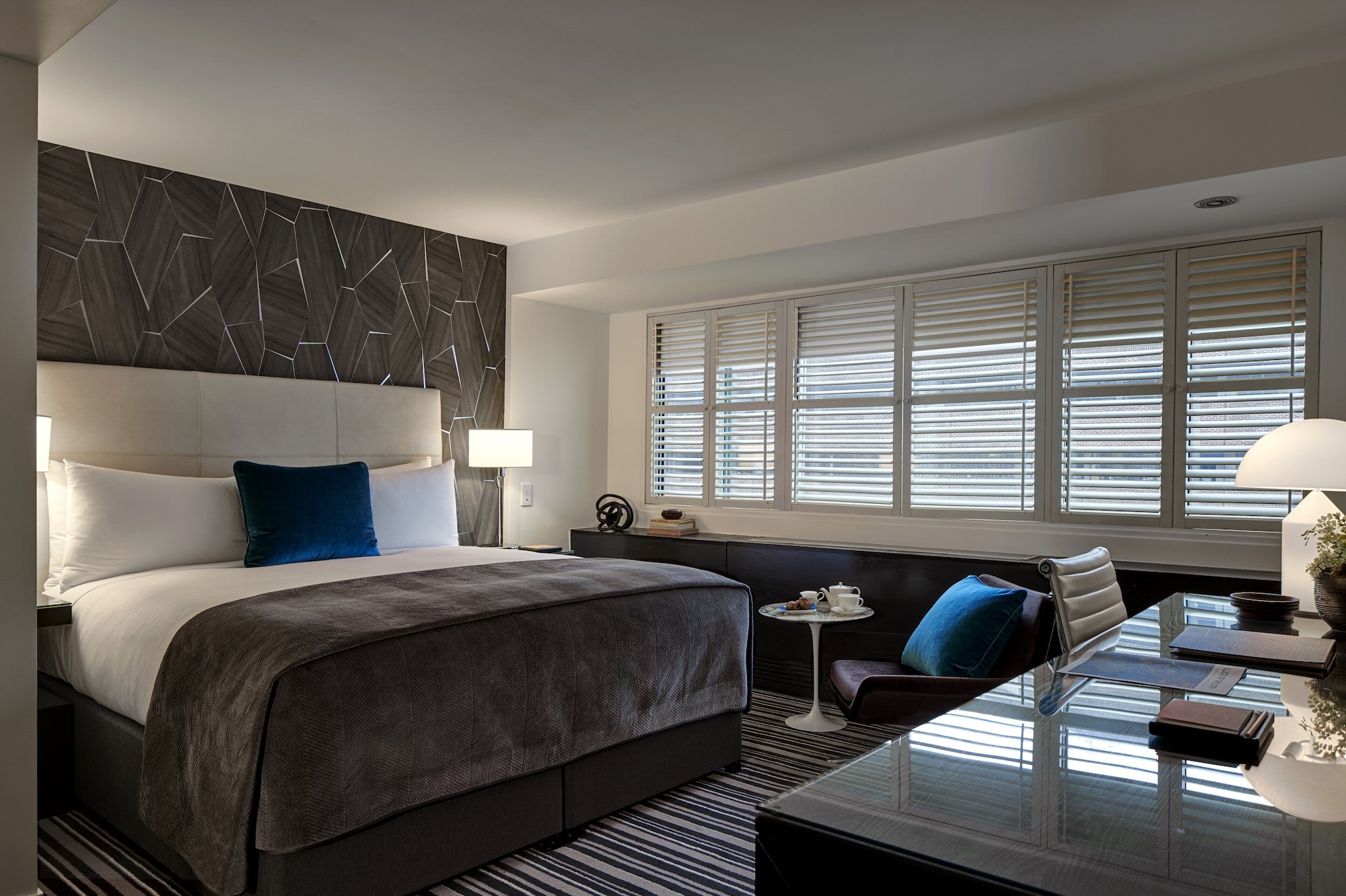 EXECUTIVE, KING BED