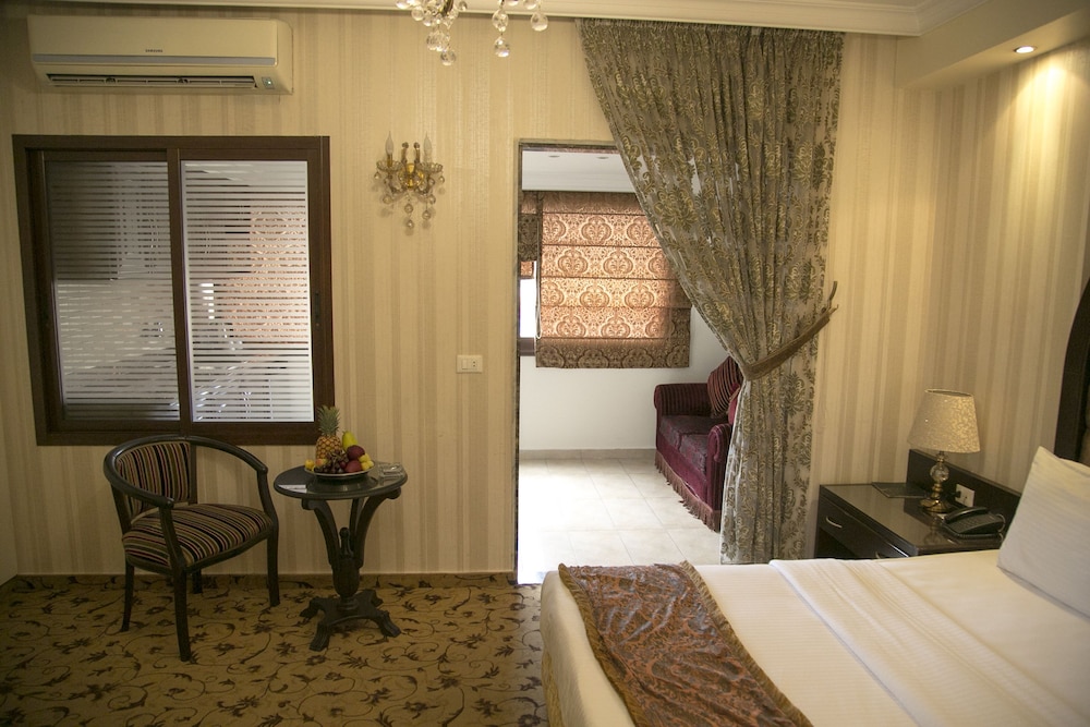 QUEENS SUITE HOTEL 29/61