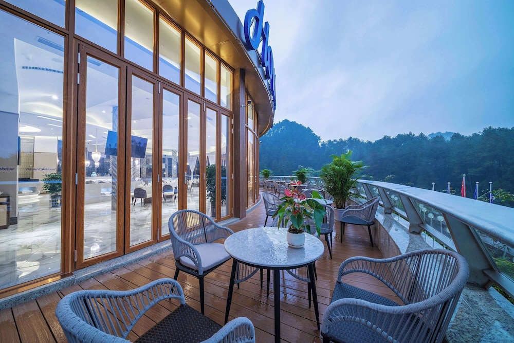 Howard Johnson Lake Serenity Hotel Neijiang 24/46