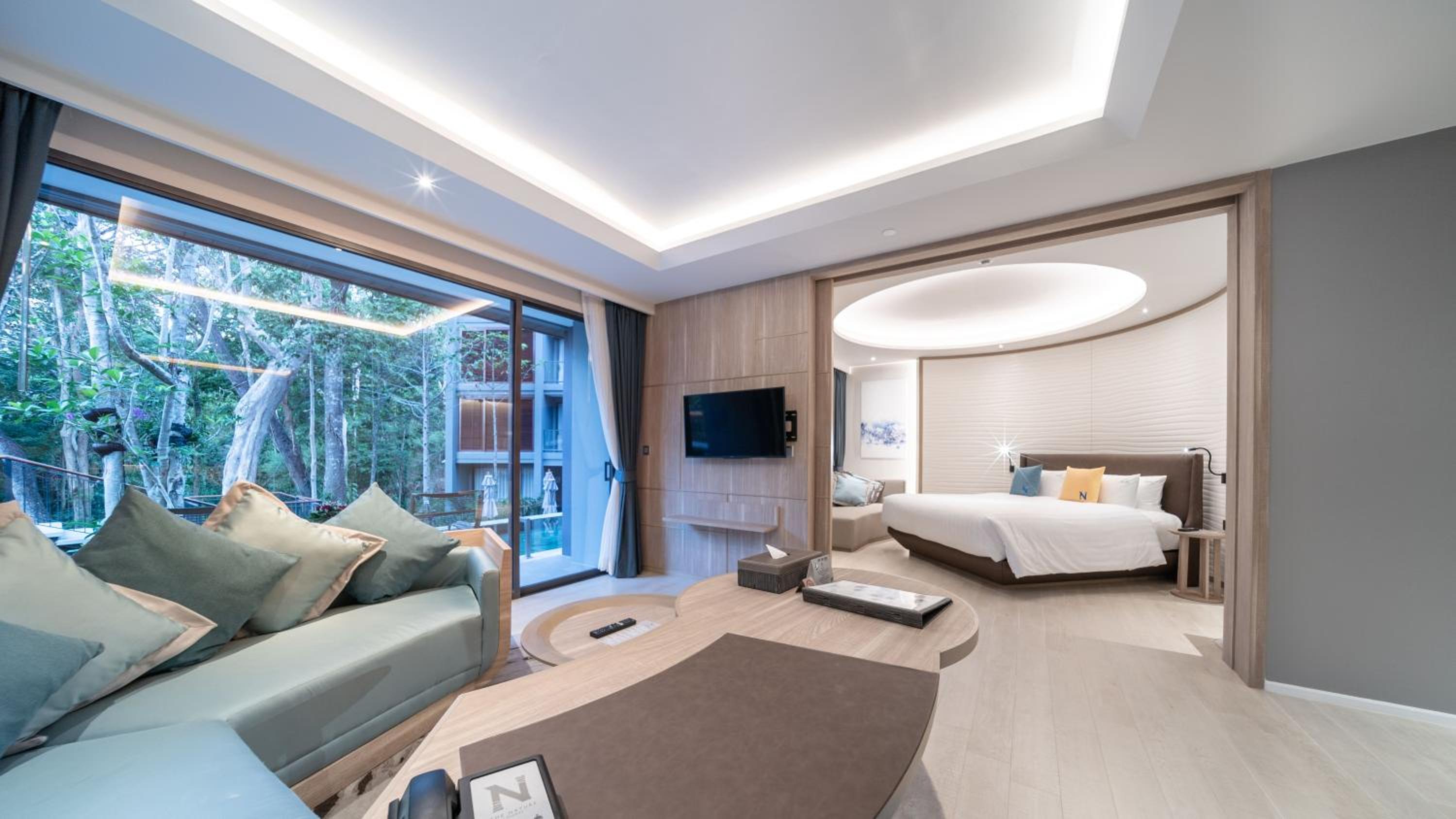 Junior Suite, King Bed, Pool Access
