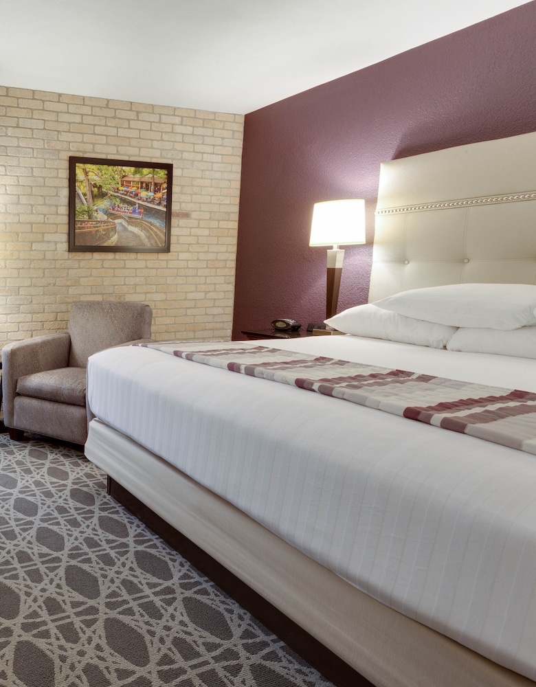 ROOM, KING BED