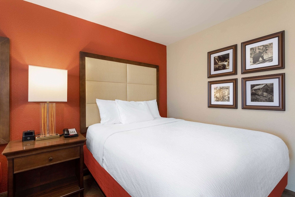 La Quinta Inn Suites Pigeon Forge 12/64