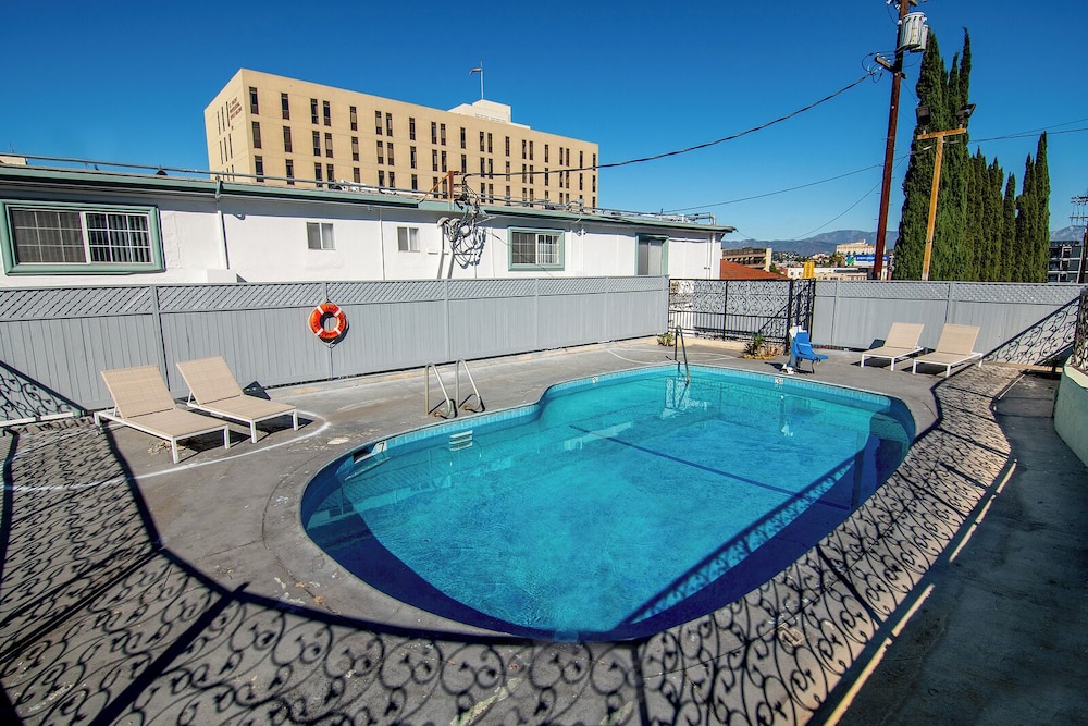 Pod Inn Los Angeles 30/50
