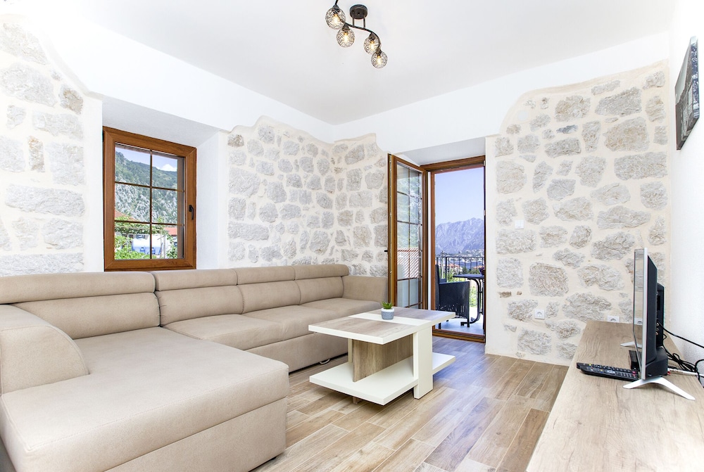 Apartments Mezini 11 28/50