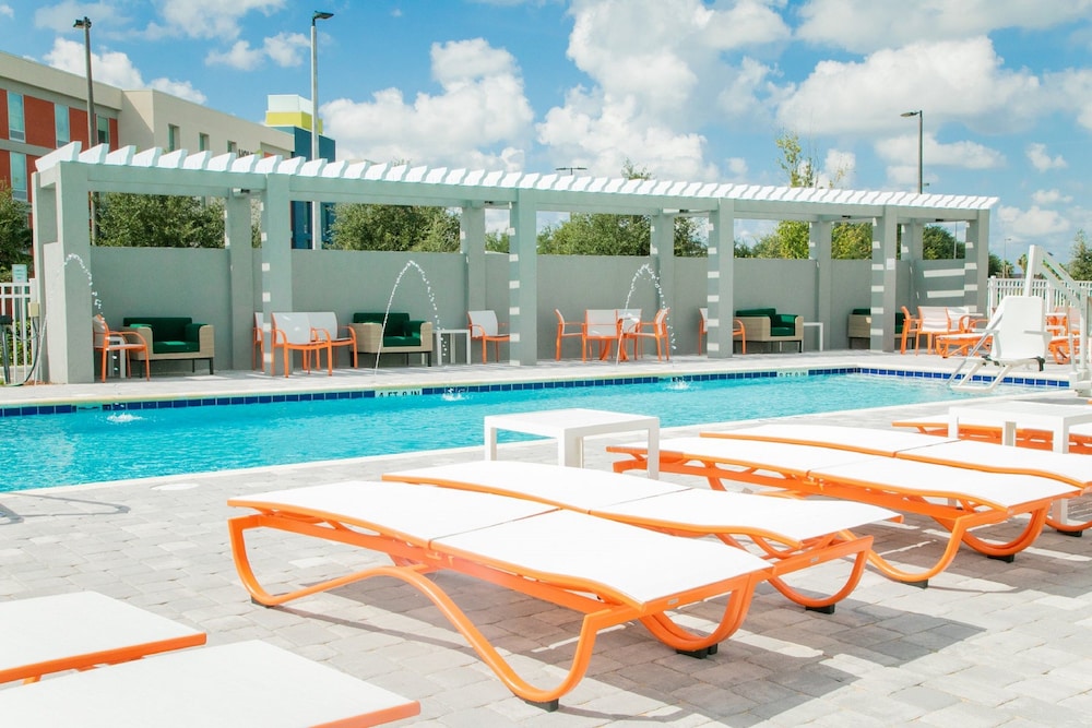 Holiday Inn & Suites Orlando I-Drive - Theme Parks in ORLANDO - FL