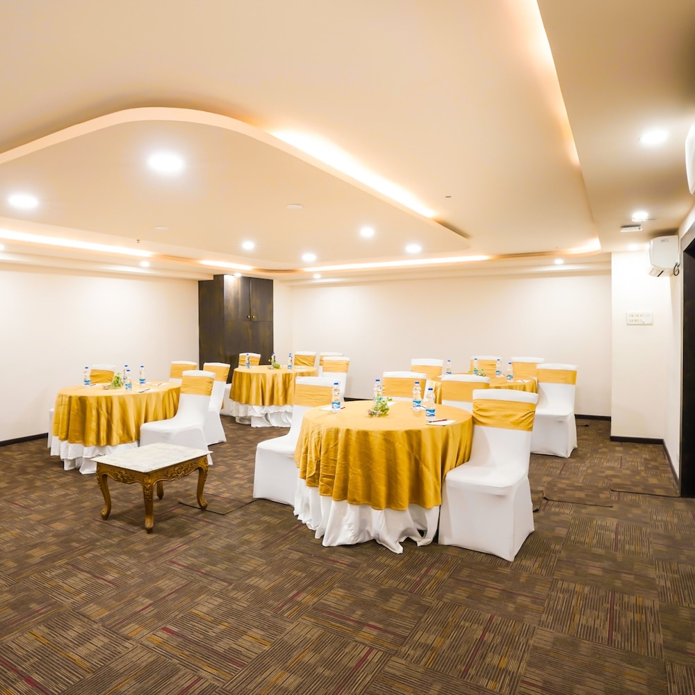 BloomSuites Electronics City (ex. Golden Tulip Hotel Bangalore Electronic City) 37/42