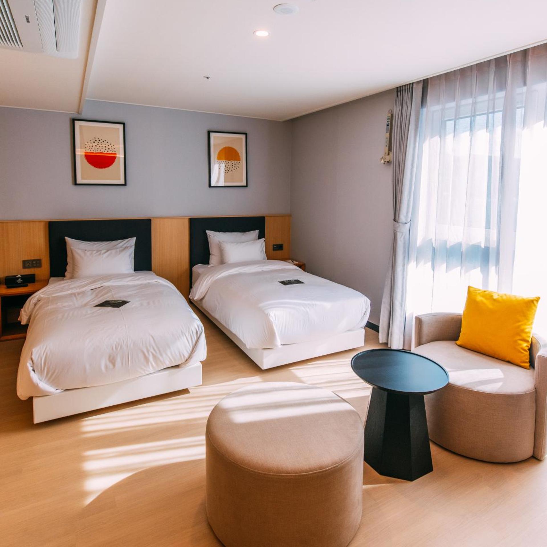 Deluxe, Twin Beds, Pool Access