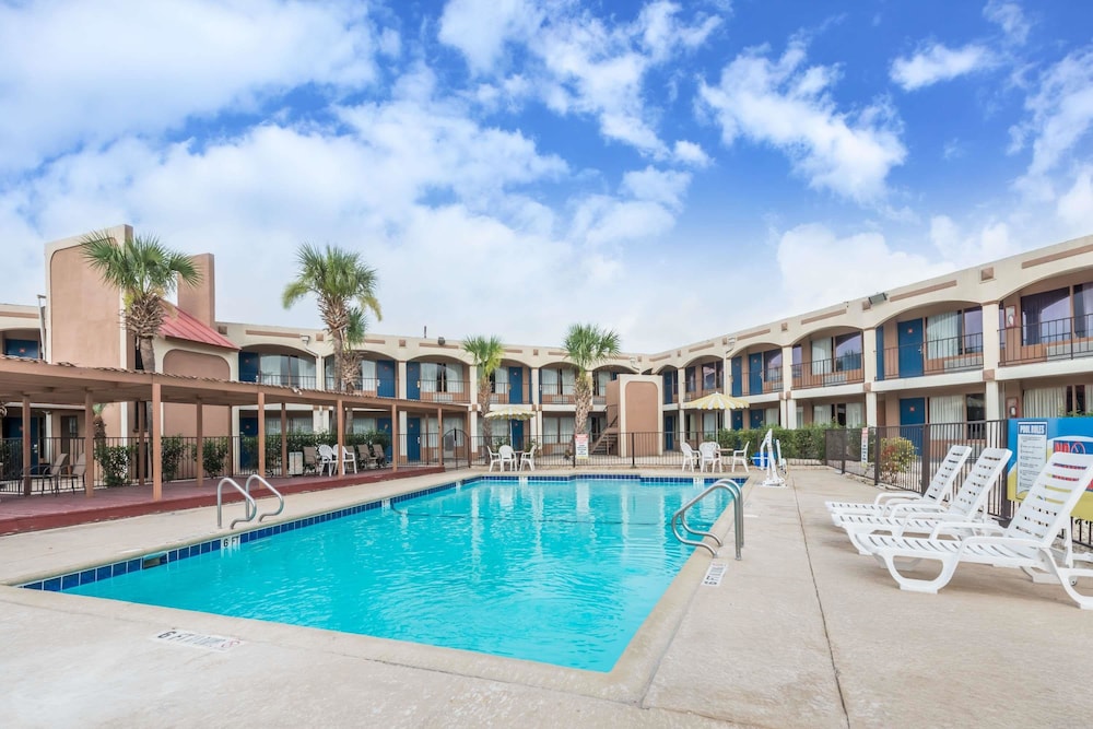 Days Inn by Wyndham San Antonio Splashtown/ATT Center 1/22