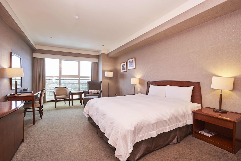 STANDARD, KING BED, CITY VIEW