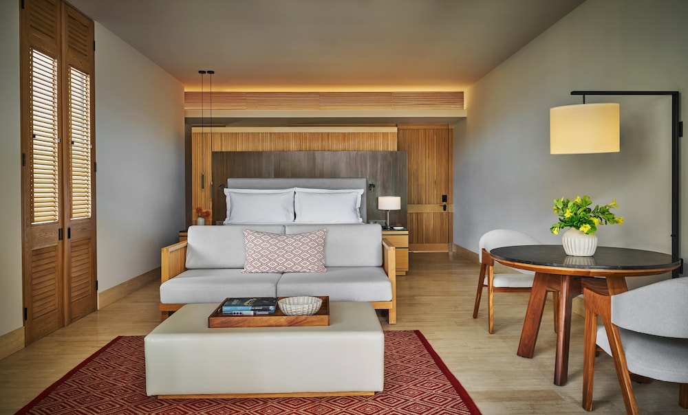 King Bed, Coast View, with Pool
