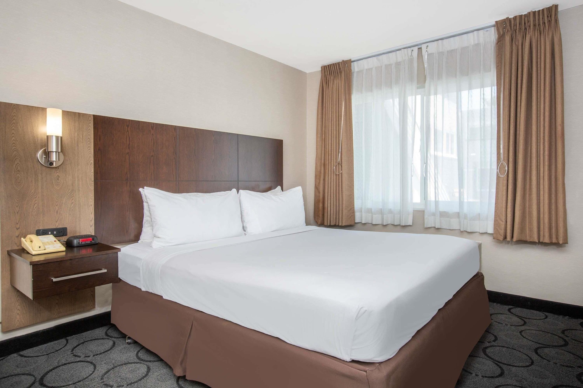 ROOM, KING BED