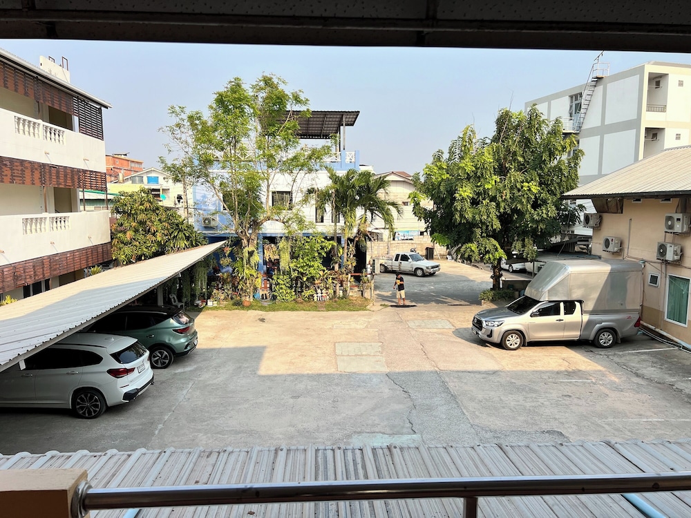 Jamjuree Place 60/68