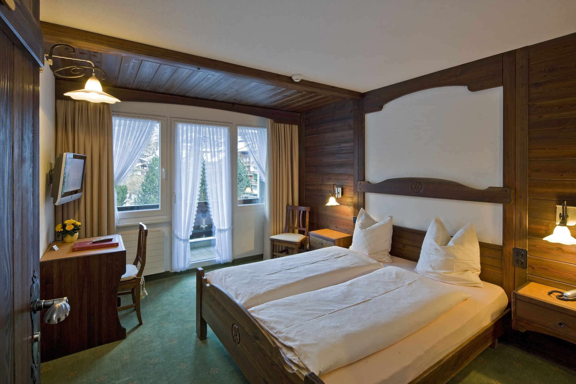 STANDARD, QUEEN BED, MOUNTAIN VIEW