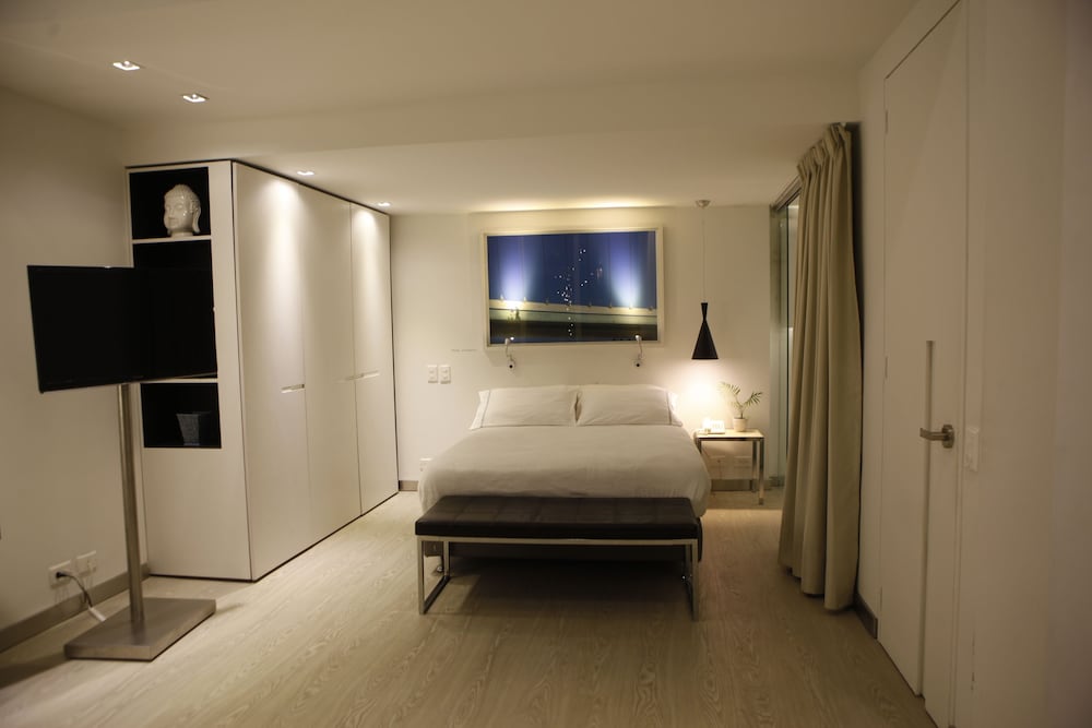 SUITE, SINGLE