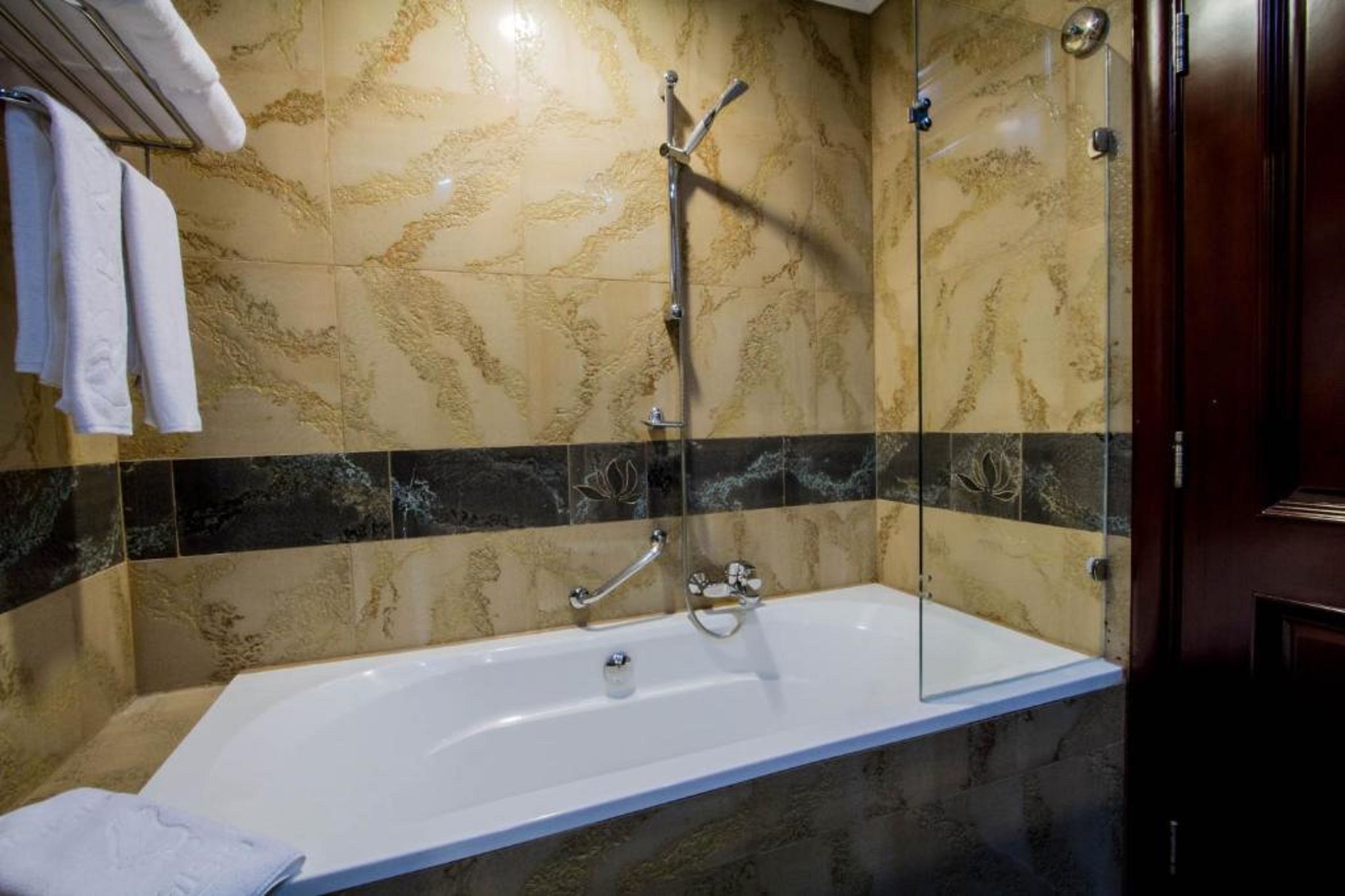 غرفة قياسية بسرير مزدوج، Ramada Brasov Hotel 4/4