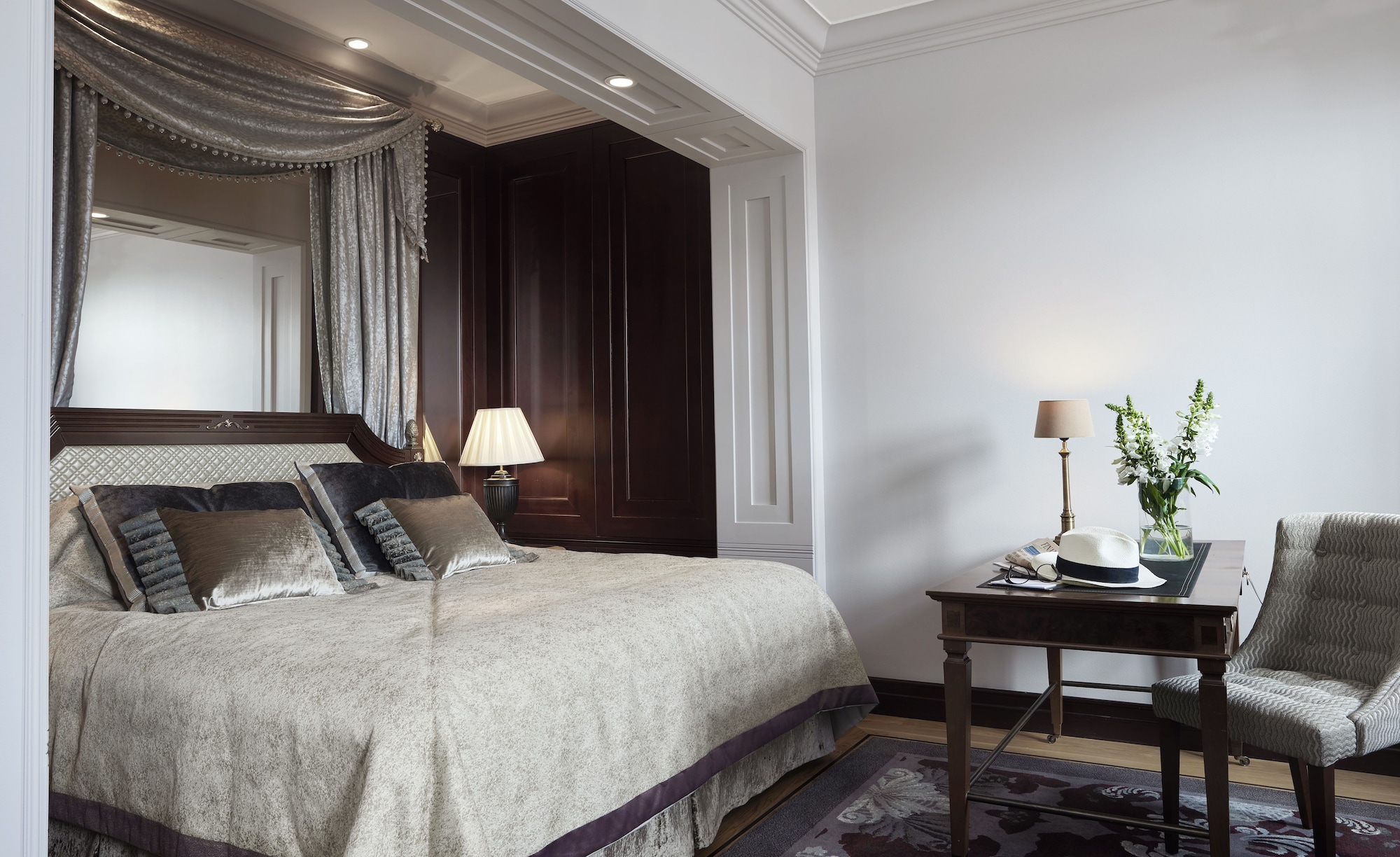 EXECUTIVE, KING BED