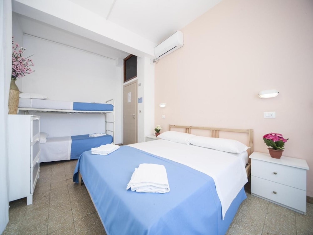 ROOM, QUADRUPLE