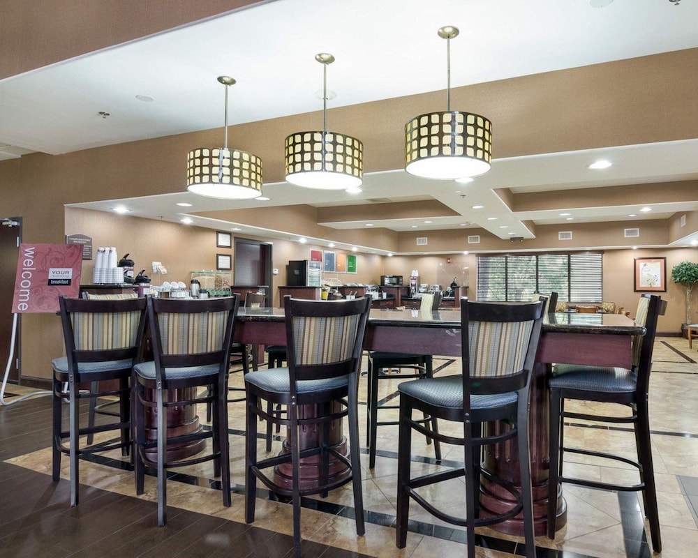 Comfort Suites Topeka Northwest 21/32