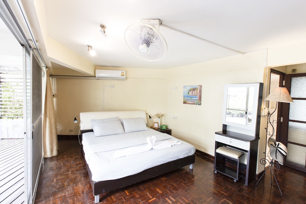 Hostel 16 8/72
