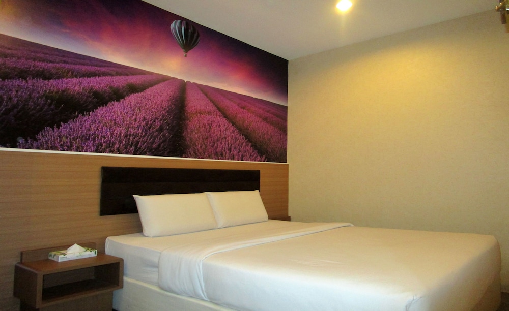 SUPERIOR, QUEEN BED