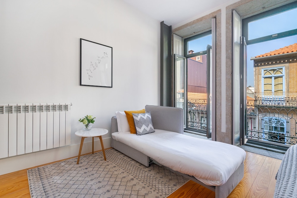 DELUXE, TWIN BEDS, 2 SOFA