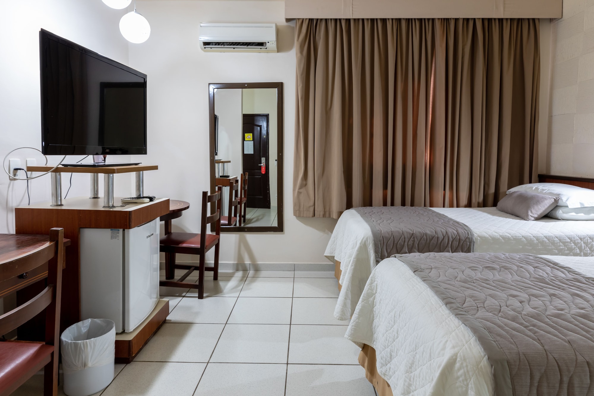 DELUXE, TWIN BEDS