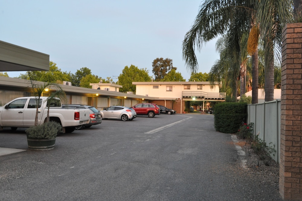 ALBURY BURVALE MOTOR INN 43/47