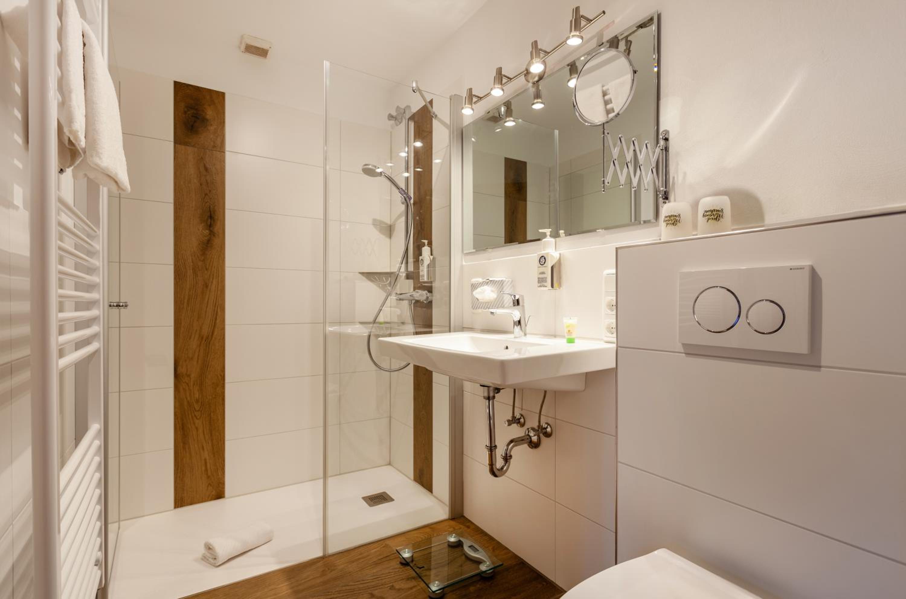 HOTEL SAUERLANDER HOF 18/19