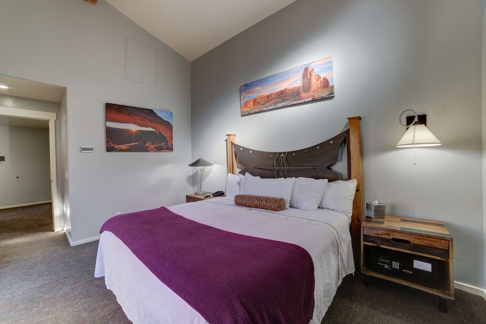 SUITE, KING BED, SOFA