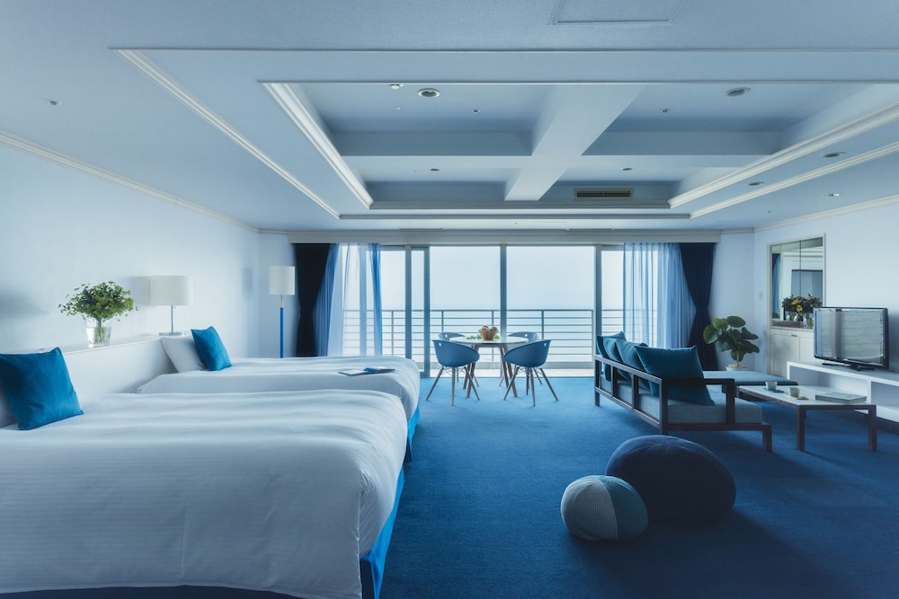 SUITE, WITH VIEW, BATHTUB