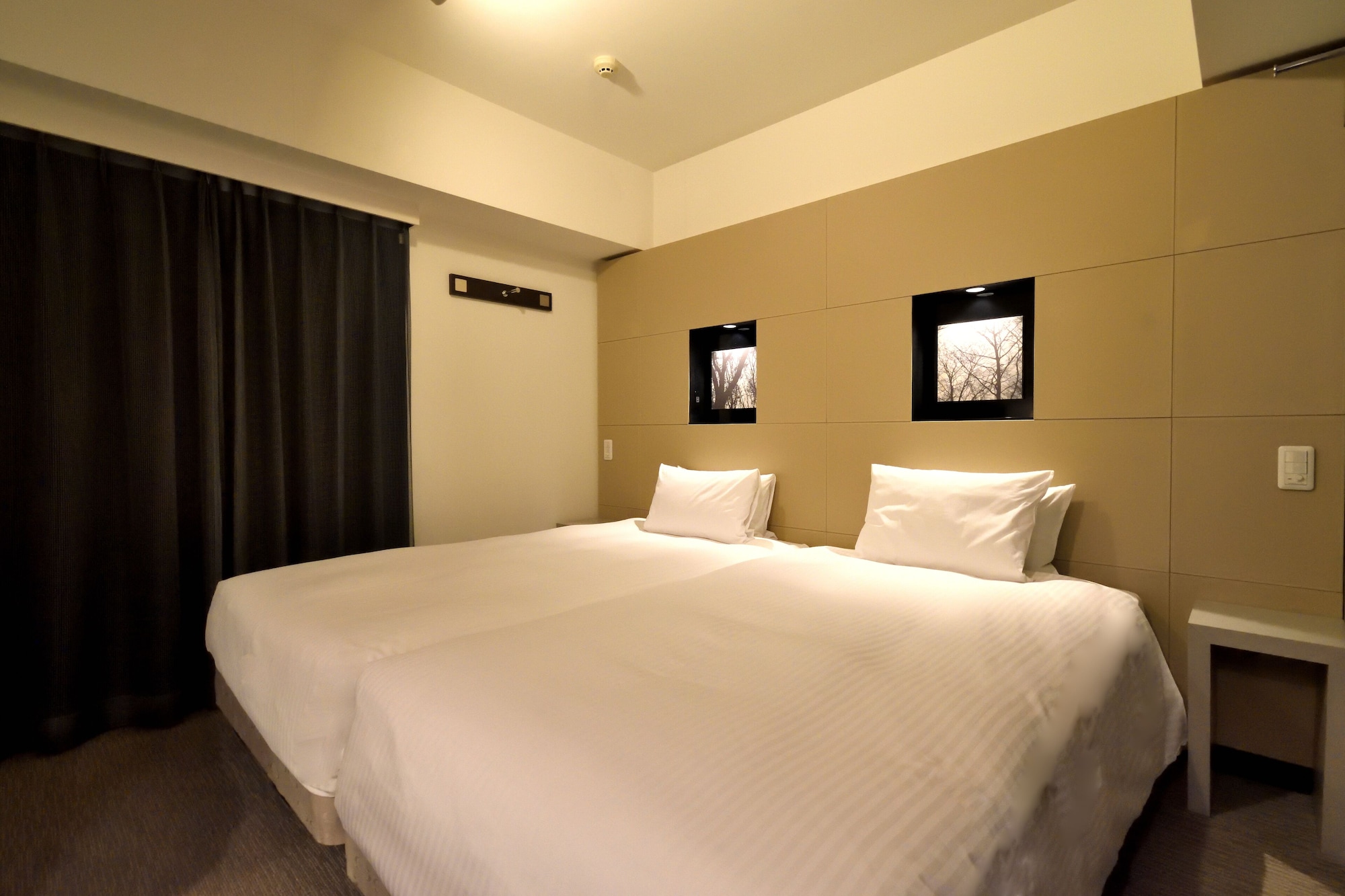 ROOM, TWIN BEDS