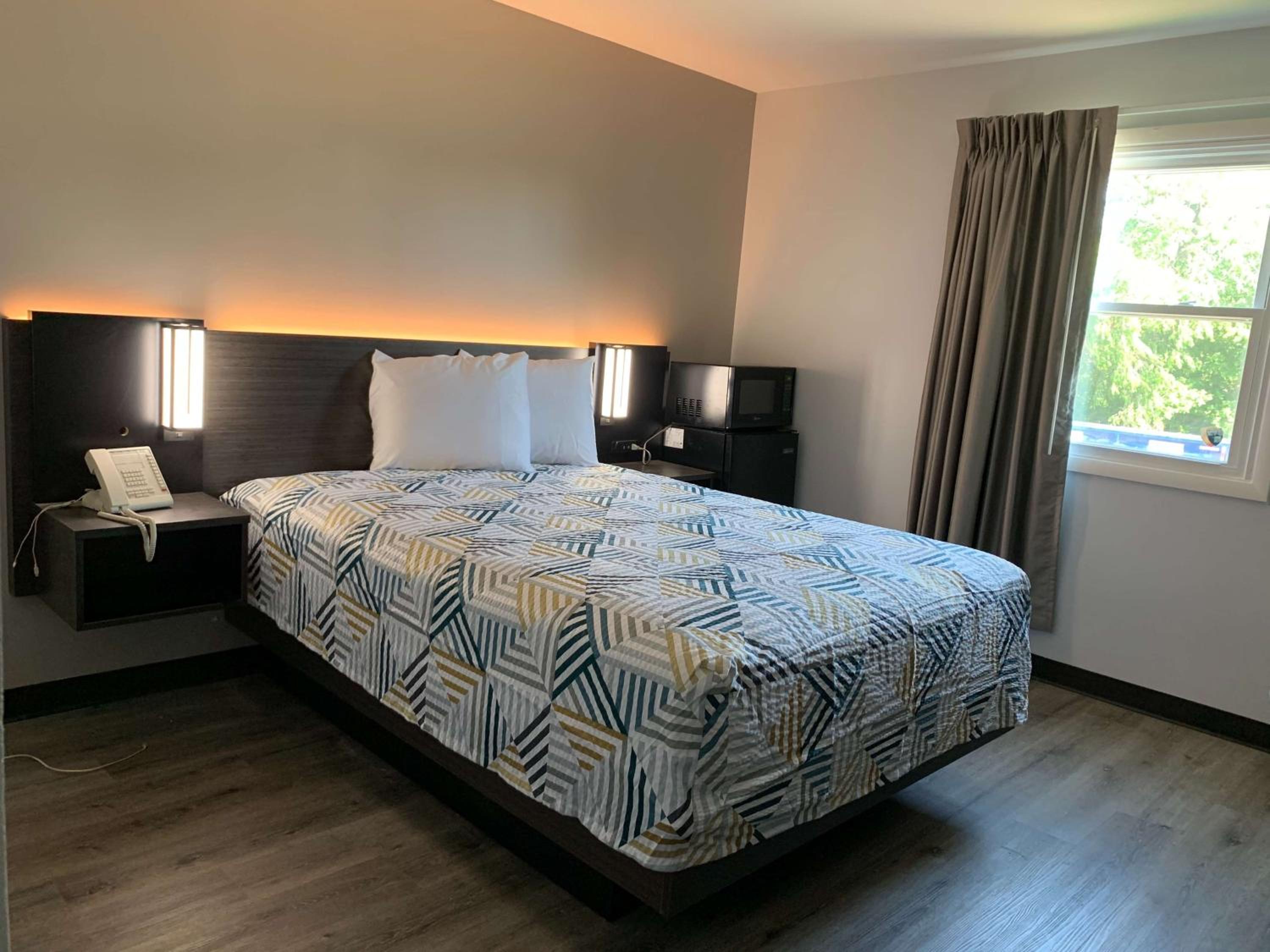 1 Queen Bed - Non-Smoking, Micfridge